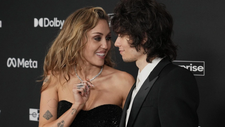 Miley Cyrus y Maxx Morando se casan