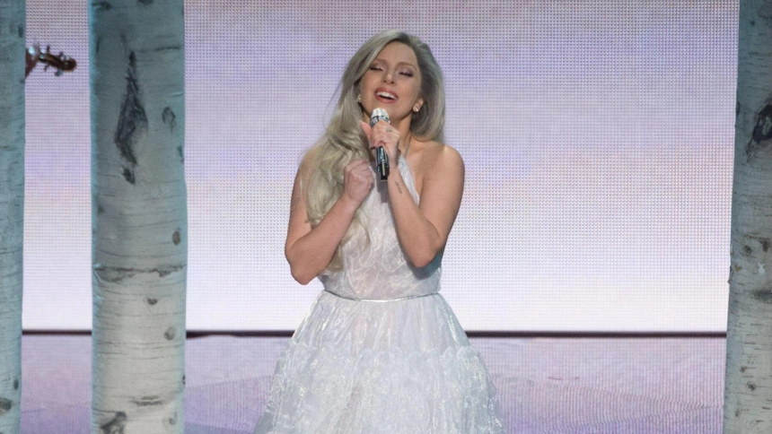 PN3YWX Lady Gaga performs during the live ABC Telecast of The 87th Oscars® at the Dolby® Theatre in Hollywood, CA on Sunday, February 22, 2015.  File Reference # 32567_169THA  For Editorial Use Only -  All Rights Reserved