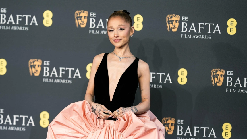 Ariana Grande posando en la alfombra roja de los BAFTA 2025