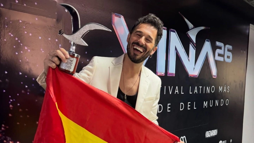 Antoñito Molina posa con su Gaviota de Plata como ganador del Festival de Viña del Mar