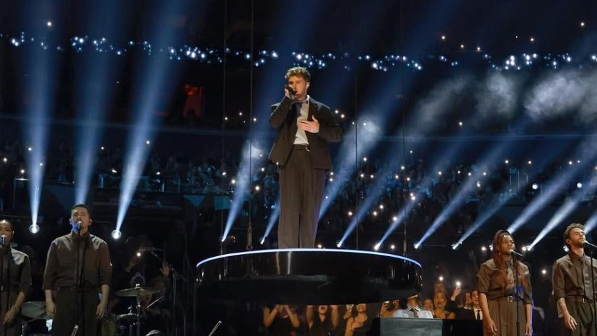 Alex Warren actuando en los GRAMMYSs 2026