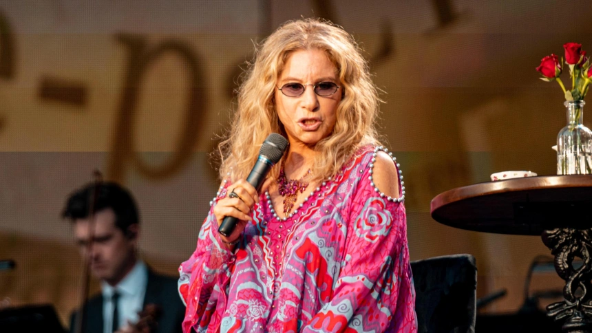 Barbra Streisand actuando en Hyde Park, Londres, en 2019.