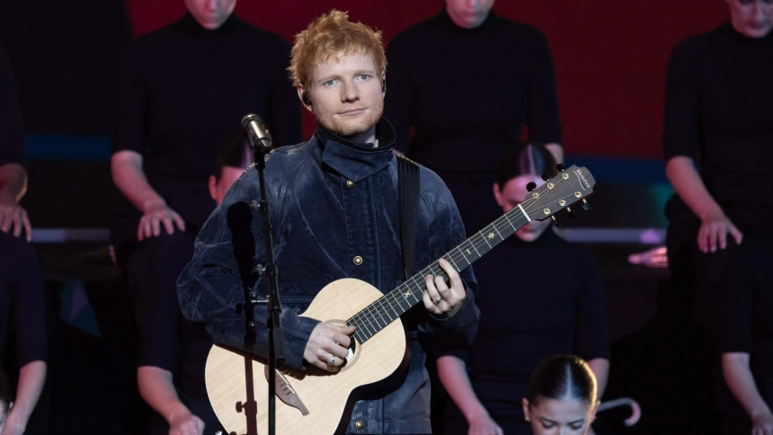 Ed Sheeran actuando en la ceremonia de los premios Music Awards en Cannes