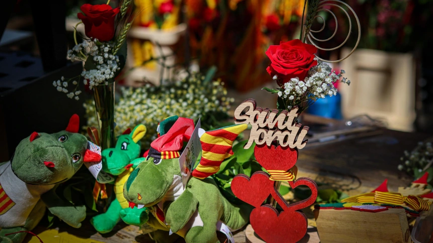 Parades de llibres i roses en una jornada amb vendes històriques