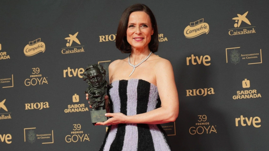 Aitana Sánchez-Gijón con el Goya de Honor que dedicó a su madre, que acaba de morir