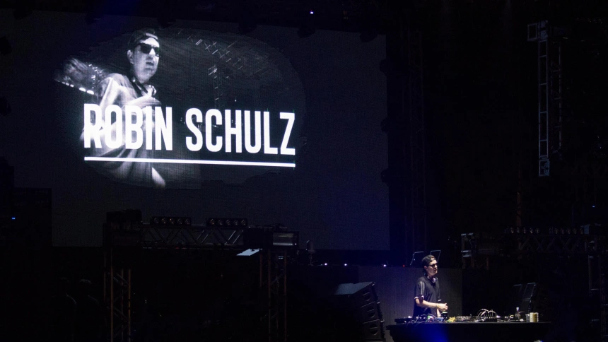 FBJ171 Rio de Janeiro, Brazil, 16th January 2016: The DJ David Guetta receives DJs guests in Rio de Janeiro on a show for thousands of fans. The event was held at Riocentro and among the guests of French DJ David Guetta was the German Robin Schulz.