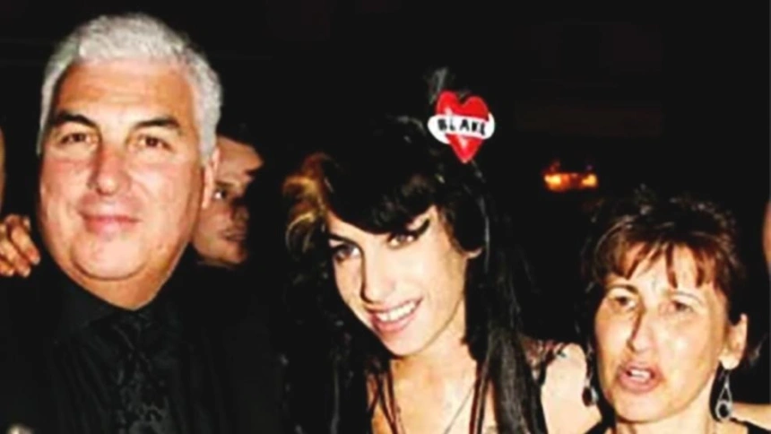 Amy Winehouse posando junto a sus padres en los 53º Premios Ivor Novello, celebrados el 22 de mayo de 2008 en el Grosvenor House Hotel de Londres
