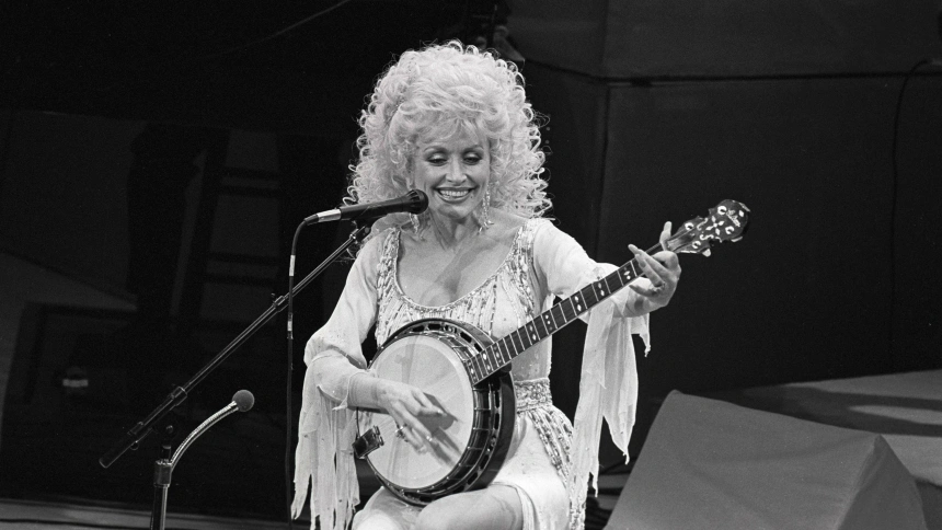 Dolly Parton durante una actuación en el Avery Fisher Hall
