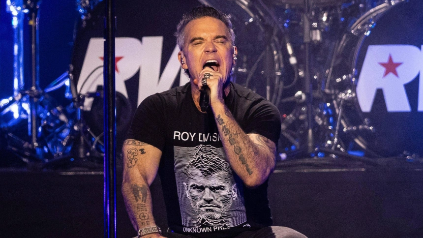 Robbie Williams actuando en Aviva Studios de Mánchester como parte de BRITs Week 26