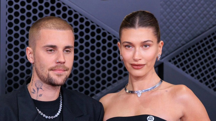 Justin Bieber y Hailey Bieber en la alfombra roja de la 68.ª edición anual de los Premios Grammy el domingo 1 de febrero de 2026