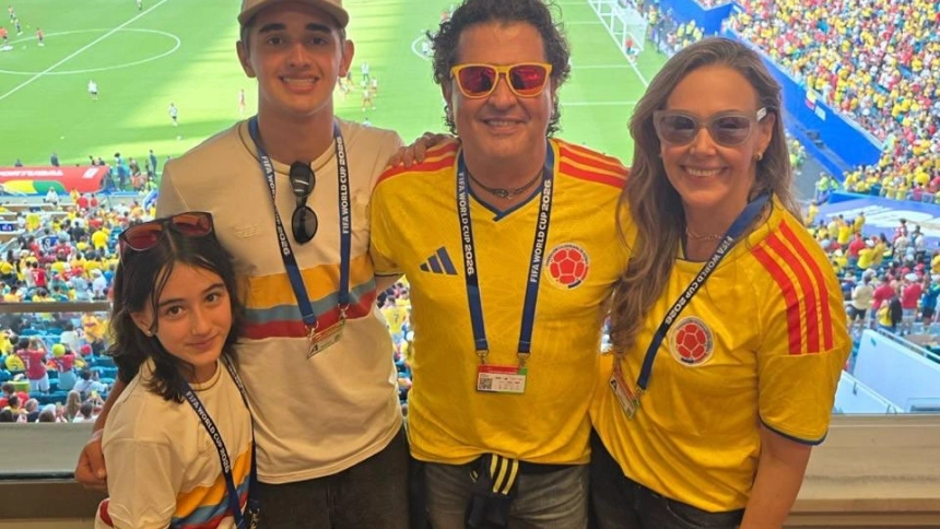 Imagen de Carlos Vives con su mujer y dos de sus hijos