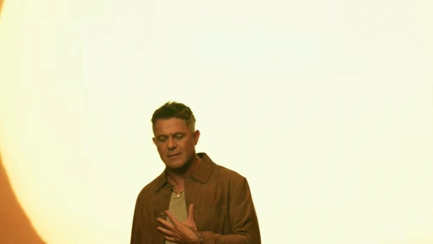 Alejandro Sanz en una imagen del vídeo de 'Yo era poesía', tema al lado de Eden Muñoz