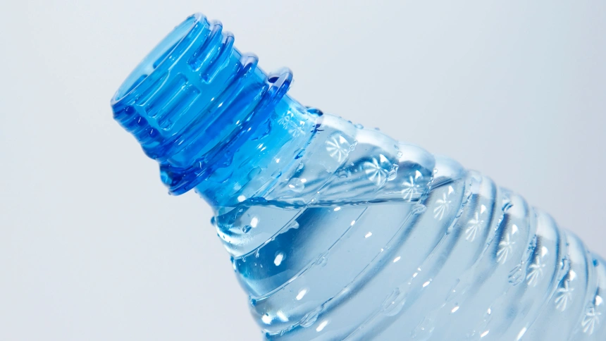Las razones por las que no debes abusar de beber agua por las noches antes de irte a la cama