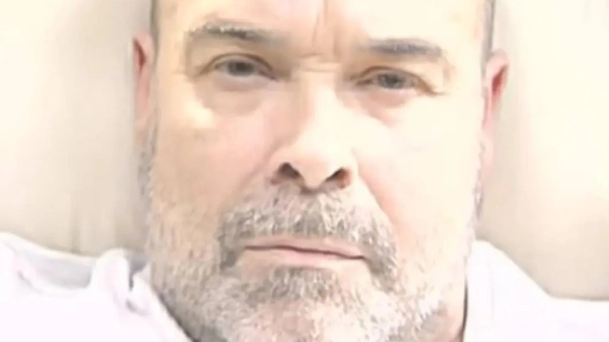 Antonio Resines en la imagen de 'Los Serrano' en la que despierta del sueño