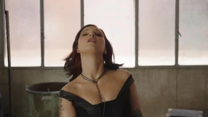 Ruslana en una imagen del vídeo que acompaña al lanzamiento de 'A fuego'
