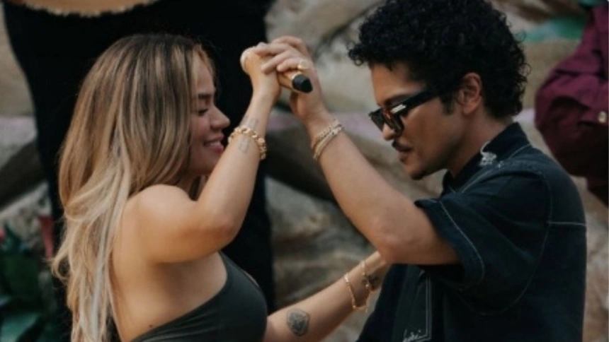 Karol G y Bruno Mars durante los ensayos del concierto en Los Ángeles