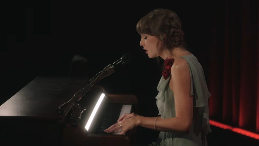 Taylor Swift durante su actuación en la sesión de los GRAMMY