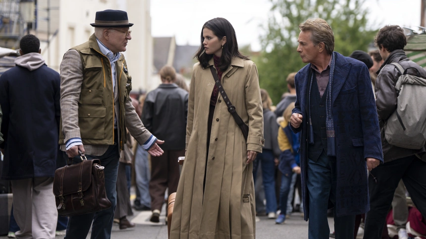 Selena Gomez, junto a Steve Martin y Martin Short en una escena de la serie 'Solo asesinatos en el edificio'