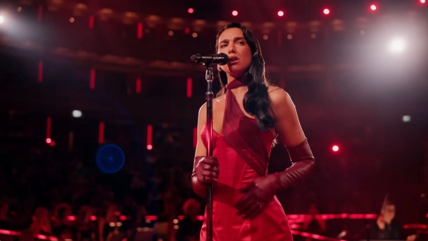Dua Lipa durante el concierto del Royal Albert Hall