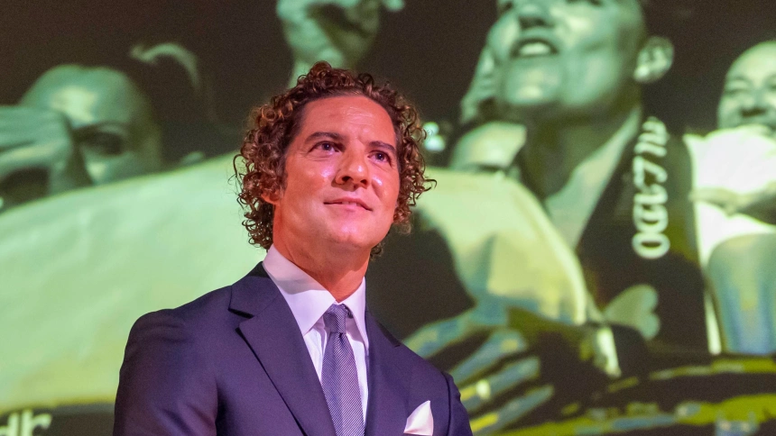 David Bisbal entra en la semana del estreno de 'Eternos'