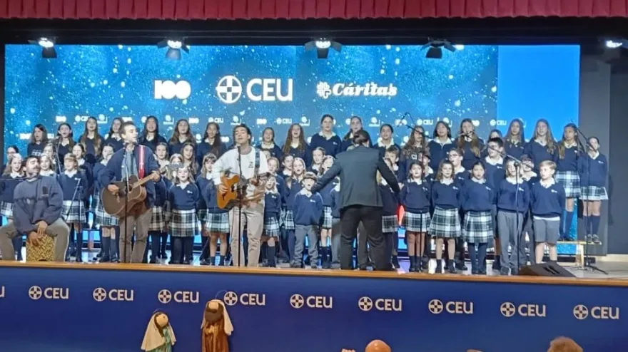 Hermanos Martínez presentan, en directo, 'Feliz Navidad' con el coro del CEU