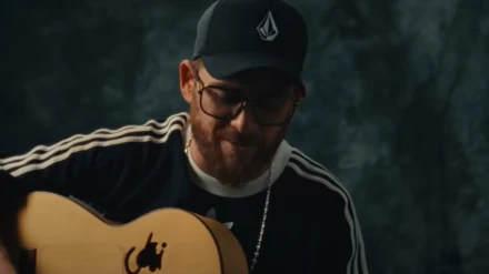 Javi Medina en una imagen del videoclip de 'Cartas en la mesa'