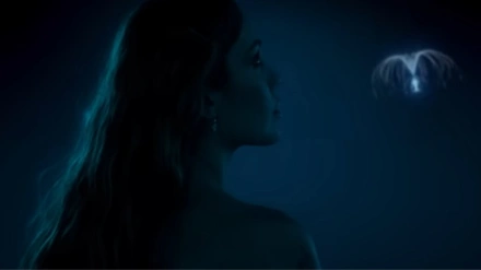 Miley Cyrus en una imagen del videoclip de su tema para 'Avatar: fuego y ceniza'