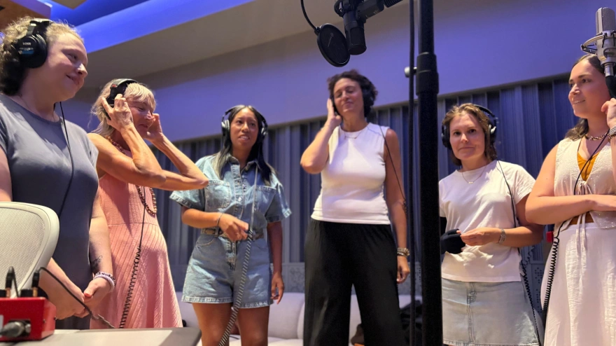 Laura, Angie, Dina, Carolina, Bárbara y paula grabando los coros del himno de CADENA 100 POR ELLAS, de Leire Martínez