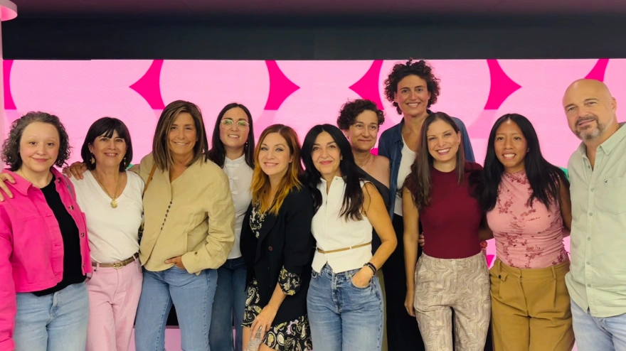 Leire Martínez presenta en '¡Buenos días, Javi y Mar!' en himno de CADENA 100 POR ELLAS con pacientes de la AECC