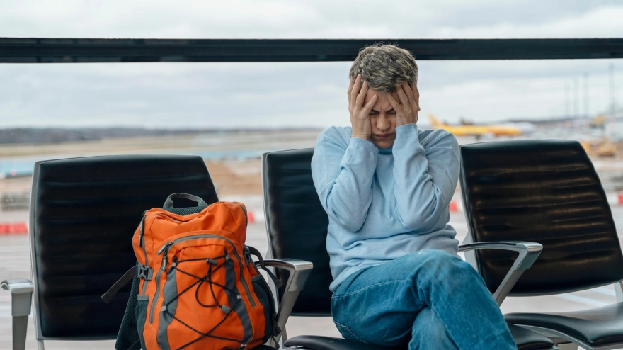 Mujer en un aeropuerto