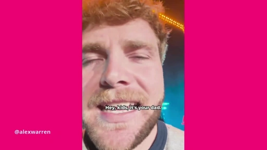 Alex Warren graba un vídeo para que sus futuros hijos recuerden su primer show en un arena