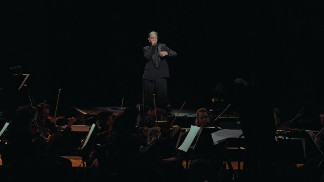 Nicki Nicole durante su sinfónico en el Teatro Colón de Buenos Aires