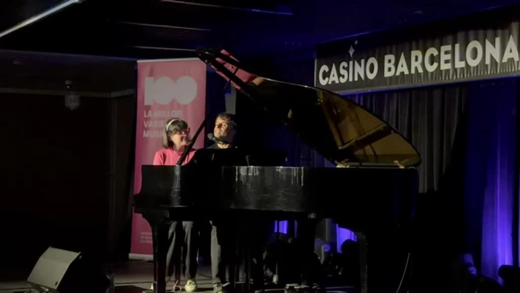 La Marta, oient de CADENA 100, puja a l’escenari després de demanar cantar amb Manu Guix, en un dels moments més espontanis i celebrats de la nit al CLUB 100